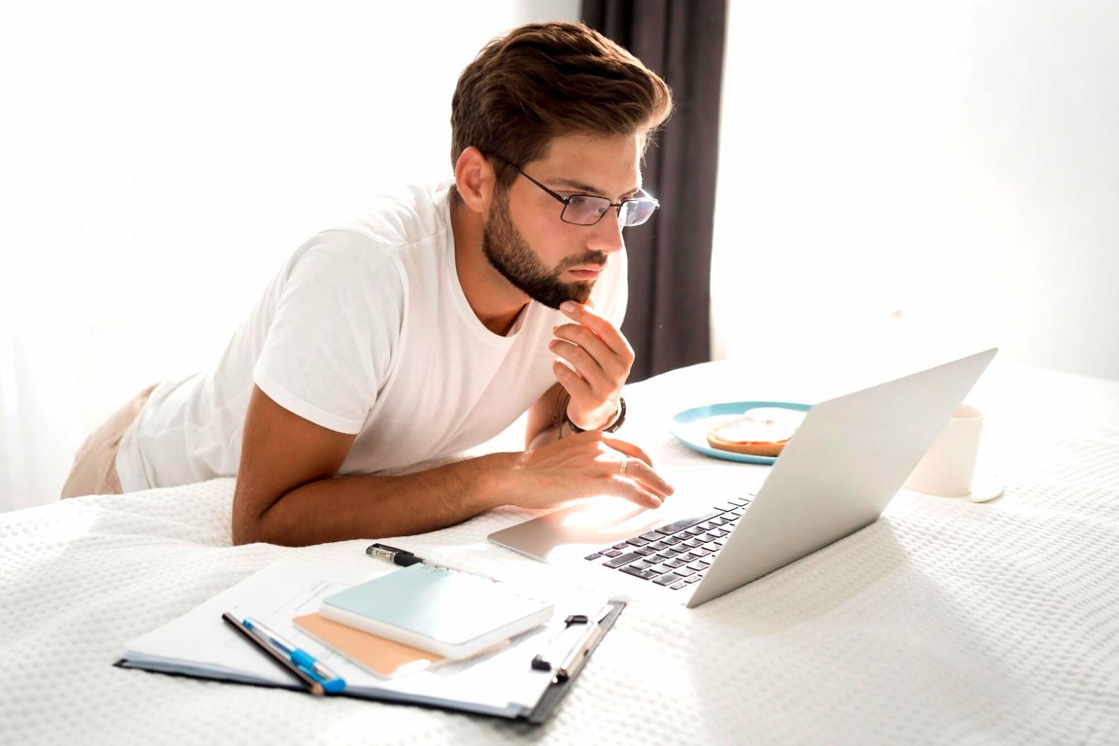 Réunion d'équipe travaillant sur des dossiers de gestion du personnel